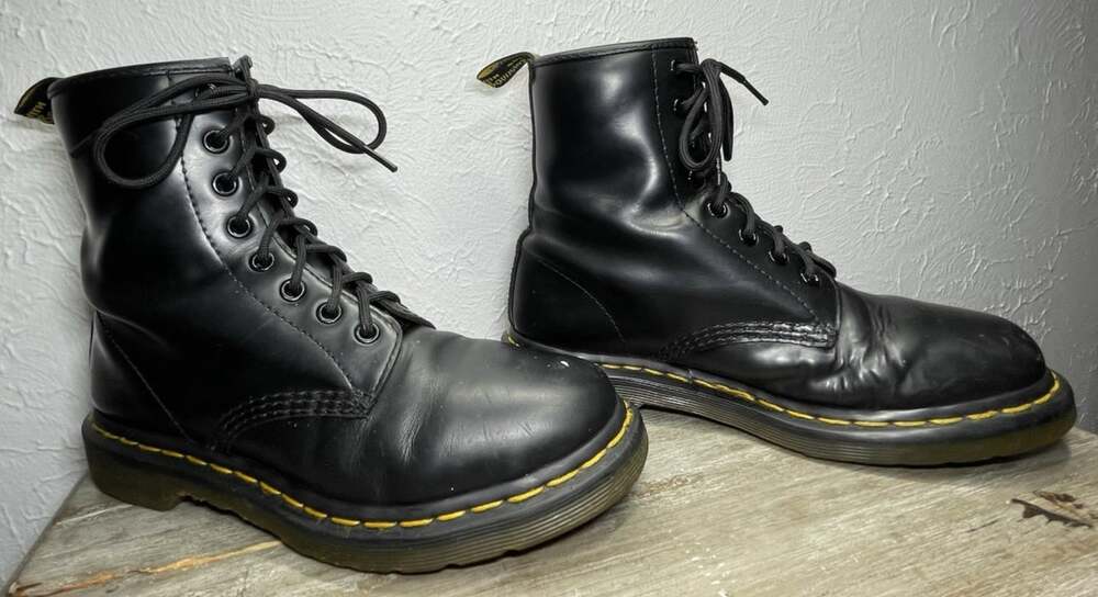 Dr Doc Martens 1460 Womens 7 Black Smooth Leather 8 Eye Combat Boots Punk Goth - Picture 3 of 16